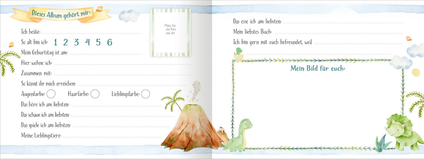 Gezeigt wird eine Innenansicht von „Alle meine Freunde – Dino“. Die Doppelseite präsentiert ein helles, freundliches Layout mit pastellfarbenen Illustrationen von Dinosauriern, Bäumen und einem Vulkan. Der obere Bereich enthält eine gepunktete, geschwungene Überschrift. Auf der linken Seite sind verschiedene Abschnitte zum Ausfüllen, mit Feldmarkierungen in einem spielerischen, handschriftlichen Font. Rechts befindet sich ein leerer Bereich mit einem farbigen Rahmen für ein eigenes...