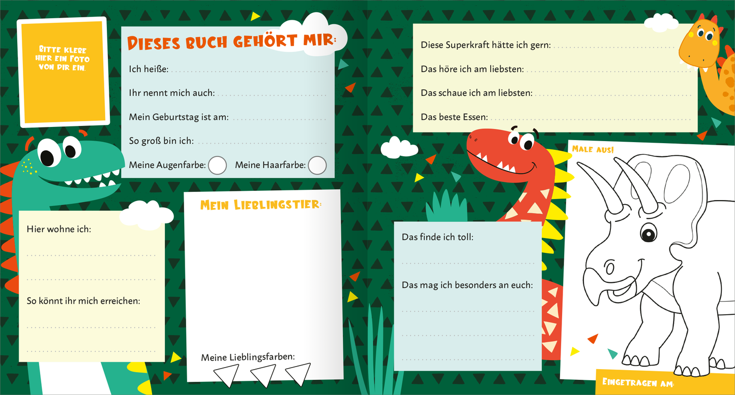 Gezeigt wird eine Innen- oder Zusatzansicht von „Meine Freunde – Dino“. Die Seite zeigt eine bunte, kindgerechte Gestaltung mit einem grünen Hintergrund voller stilisierter Pflanzen und bunten Dreiecken. Auf der linken Seite sind leere Felder mit der Überschrift „Dieses Buch gehört mir“ in einer verspielten Schrift. Rechts stehen die Fragen zu Superkräften und Vorlieben, umgeben von Illustrationen von freundlichen Dinosauriern in lebendigen Farben. Ein großes Feld ist für eine...
