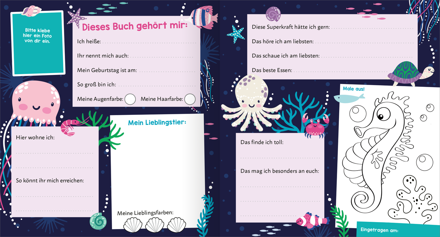 Gezeigt wird eine Innen- oder Zusatzansicht von „Meine Freunde – Meer“. Die Seite ist in lebendigen Farben gestaltet, mit einem dunklen, maritimen Hintergrund und bunten Illustrationen von Meereslebewesen wie einem Oktopus und einer Schildkröte. Es gibt beschriftbare Felder in verschiedenen Formen und Größen, um persönlichen Informationen hinzuzufügen. Die Schriftarten sind freundlich und verspielt, wobei einige Textabschnitte in sanften Pastelltönen hervorgehoben sind.