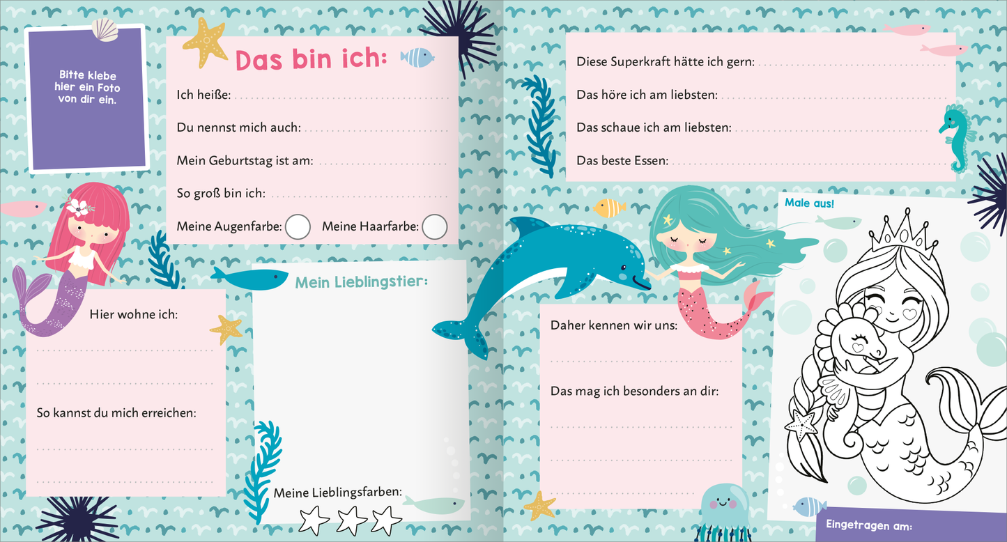 Gezeigt wird eine Innen- oder Zusatzansicht von „Meine Freunde – Meer“. Die Seite präsentiert ein freundliches, maritimes Design in sanften Blau- und Pastelltönen. Elemente wie Meerjungfrauen, ein Delphin und Seesterne sind liebevoll illustriert. Im oberen Bereich stehen drei Textfelder für persönliche Informationen, die von einem bunten Rand umgeben sind. Typografisch wird eine verspielte, gut lesbare Schrift verwendet, die durch unterschiedliche Schriftgrößen die wichtigen Inhalte...