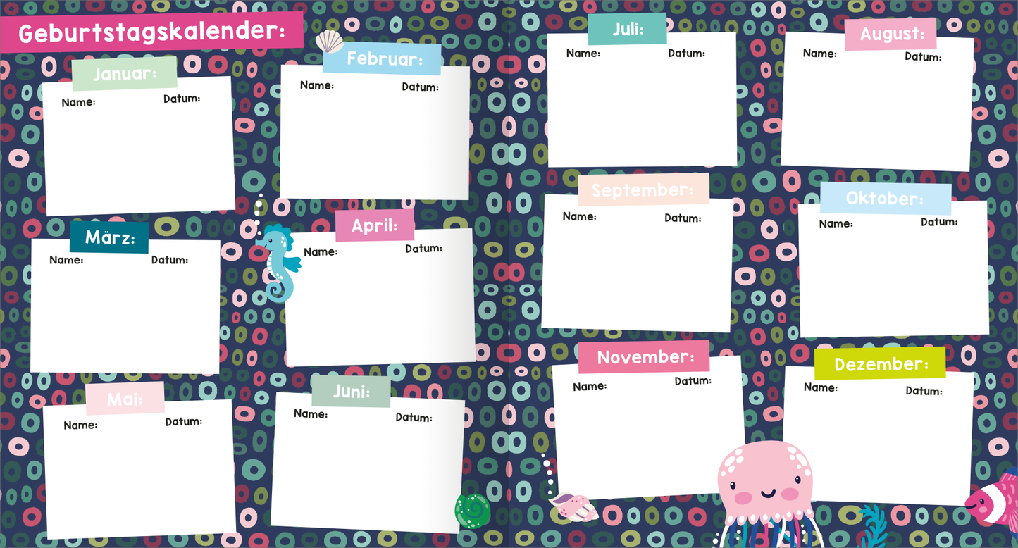 Gezeigt wird eine Innen- oder Zusatzansicht von „Meine Freunde – Meer“. Der Geburtstagskalender zeigt eine bunte, verspielte Gestaltung mit einem maritime Motiv. Die Haupthintergrundfarbe ist ein tiefes Blau, umgeben von bunten Kreisen in verschiedenen Farben. Oben befinden sich Monatsüberschriften in hellen Farben, mit weißen Kästchen für Namen und Daten. Am unteren Rand sind niedliche Meeresbewohner, wie eine Qualle und ein Seepferdchen, abgebildet, die die kinderfreundliche...