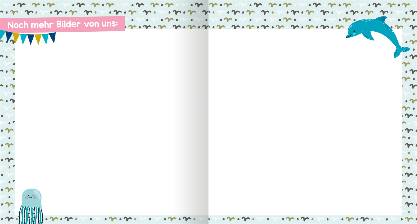 Gezeigt wird eine Innen- oder Zusatzansicht von „Meine Freunde – Meer“. Die Doppelseite ist von einem hellen, maritimen Muster umgeben, das Wellen und kleine Fische darstellt. In der oberen linken Ecke befindet sich ein pinker Banner mit der Aufschrift „Noch mehr Bilder von uns!“. Im linken unteren Bereich ist eine niedliche, stilisierte Qualle sichtbar, während auf der rechten Seite ein blauer Delfin abgebildet ist. Die Farben sind lebhaft und ansprechend, geeignet für Kinder.