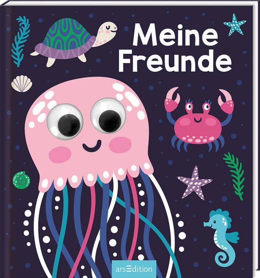 Das Buchcover zeigt auf einem tiefblauen Hintergrund eine niedliche, rosa Quallenfigur mit großen Wackelaugen, die bunte Tentakel hat. Um sie herum sind verschiedene Meeresbewohner wie eine grüne Schildkröte, ein roter Krebs und ein Seepferdchen sowie seesternartige Motive und Pflanzen abgebildet. Der Titel 'Meine Freunde' ist in großen, weißen Buchstaben geschrieben und vermittelt eine fröhliche Atmosphäre. Ganz unten mittig steht der Logoschriftzug von arsEdition.