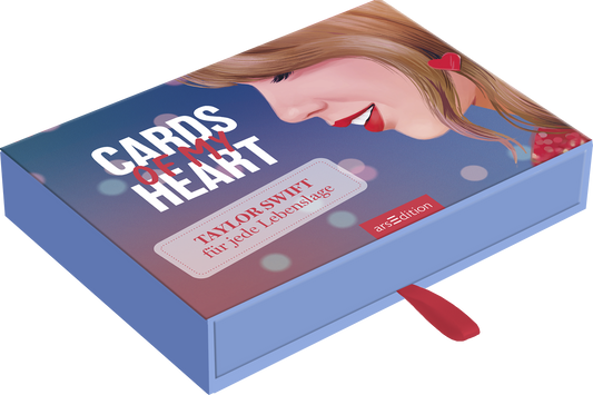 Das Buchcover zeigt eine Illustration einer Frau mit langen, blonden Haaren, die lächelt. Der Hintergrund ist in sanften Blau- und Lilatönen gehalten, mit verstreuten, hellen Lichtpunkten, die eine stimmungsvolle Atmosphäre erzeugen. In großen, weißen Buchstaben steht der Titel „CARDS OF MY HEART“ und darunter in kleinerer Schrift der Autorennamen „TAYLOR SWIFT“. Ein rotes Herz ziert das Haar der abgebildeten Frau. Ganz unten mittig steht der Logoschriftzug von arsEdition.