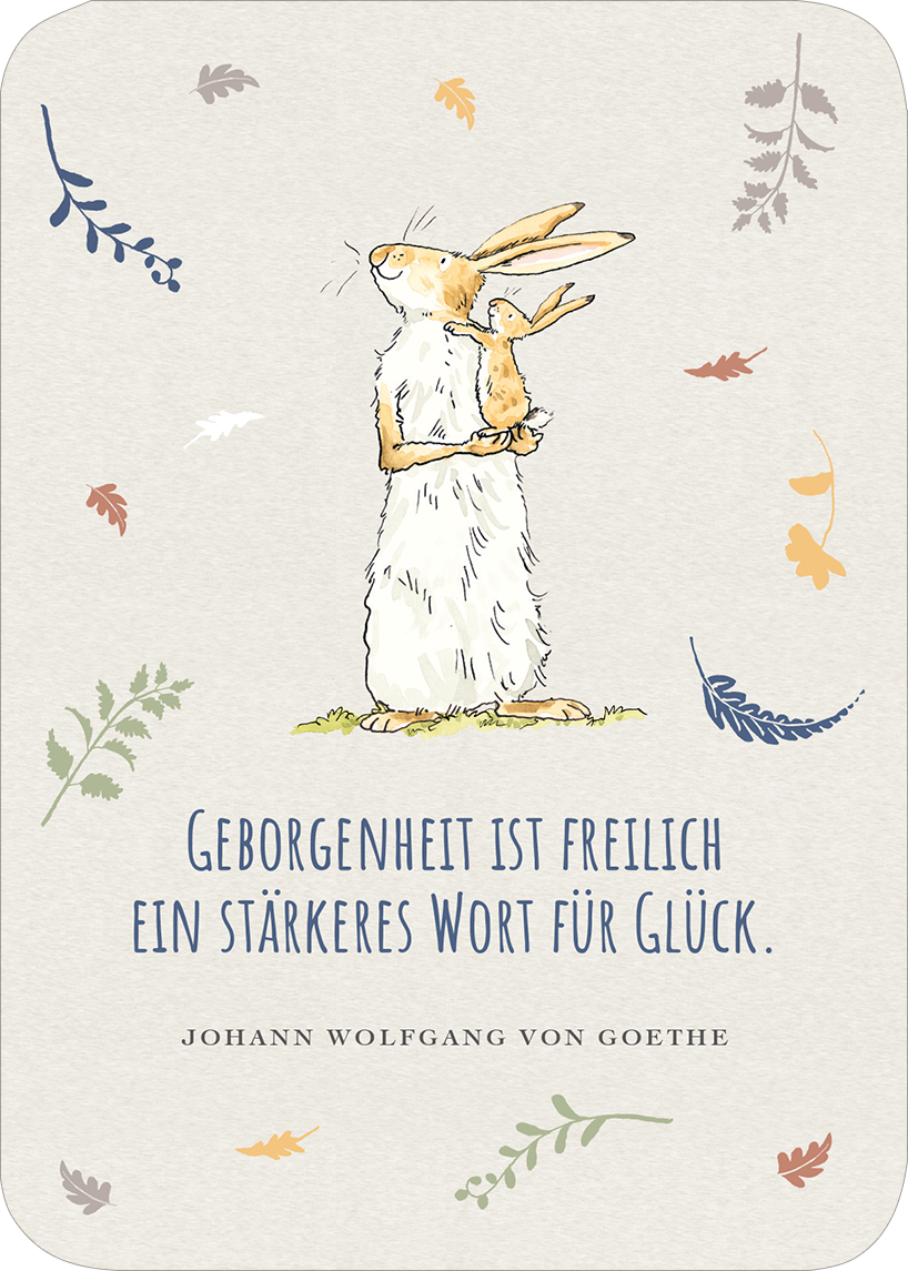 Gezeigt wird eine Innen- oder Zusatzansicht von „Weißt du eigentlich, wie lieb ich dich hab? Geburtstagskalender im Holzständer“. Auf einem sanften, hellen Hintergrund ist ein niedlicher Hase abgebildet, der seine Vorderpfoten umarmt. Der Text in blauer Schrift sagt: „Geborgenheit ist freilich ein stärkeres Wort für Glück.“ darunter steht der Name des Autors, Johann Wolfgang von Goethe. Florale Elemente in sanften Farben umrahmen die Illustration und verleihen dem Design eine...