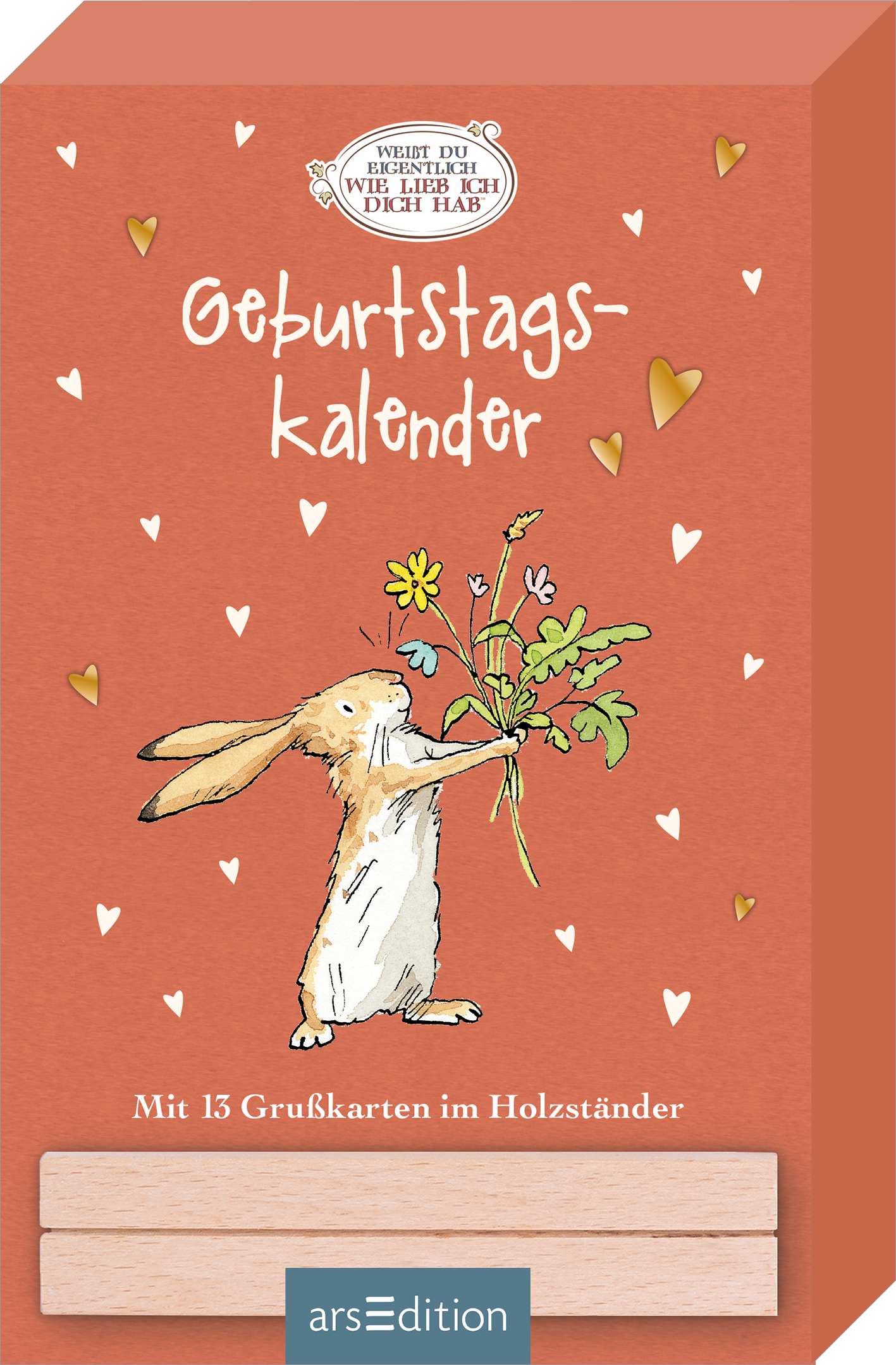Auf einem warmen, terrakottafarbenen Hintergrund ist ein fröhlicher Hase abgebildet, der mit seinen Vorderpfoten eine bunte Blumenstrauß hält. Um ihn herum sind kleine goldene und weiße Herzen verteilt, die eine herzliche Atmosphäre erzeugen. Der Titel „Geburtstagskalender“ ist in verspielter, handgeschriebener Schrift in Weiß platziert. Darunter steht der Hinweis „Mit 13 Grußkarten im Holzständer“. Ganz unten mittig steht der Logoschriftzug von arsEdition.