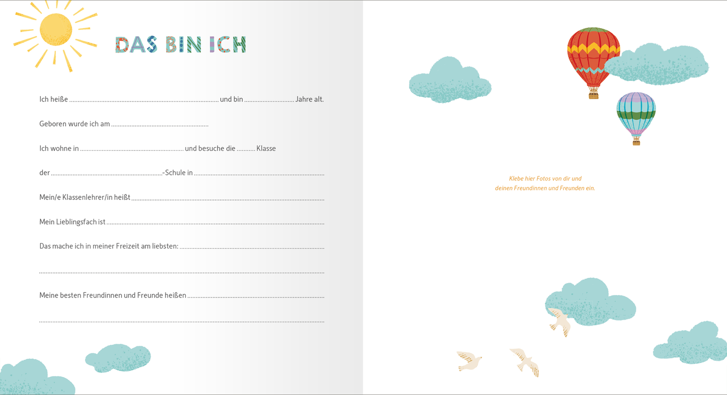 Gezeigt wird eine Innen- oder Zusatzansicht von „Meine Erstkommunion“. Die linke Seite zeigt einen bunten, handgeschriebenen Text mit Lücken für persönliche Angaben, umgeben von einem fröhlichen, sonnigen Motiv und Wolken. Auf der rechten Seite sind zwei bunte Heißluftballons und wolkenartige Elemente abgebildet. Die Farbpalette ist hell und einladend, mit viel Weißraum, der das Verspielen der Grafik betont. Die Schrift ist klar und gut lesbar.