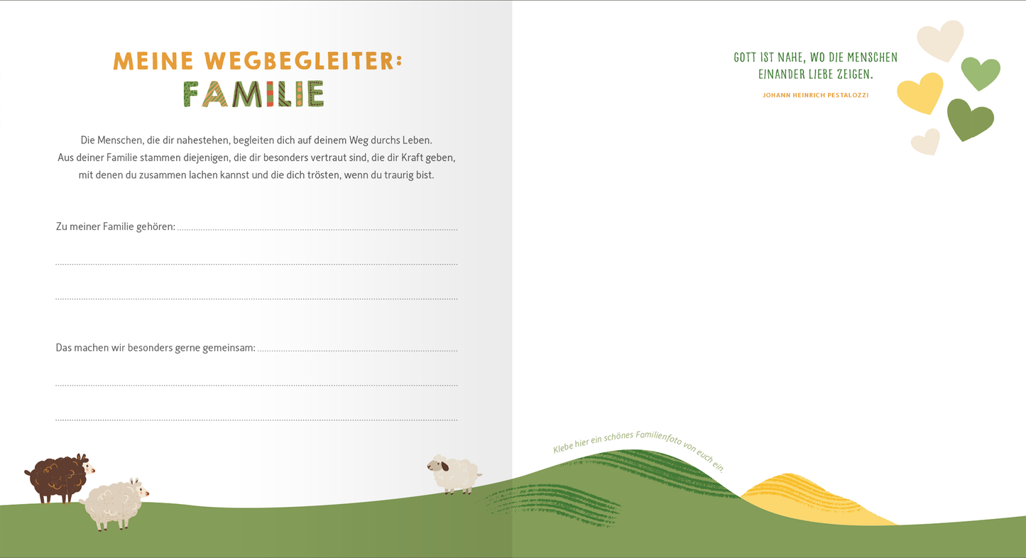 Gezeigt wird eine Innenansicht von „Meine Erstkommunion“. Die Seite zeigt den Titel „MEINE WEGBEGLEITER: FAMILIE“ in großer, freundlicher Schrift. Darunter befindet sich ein einleitender Text in kleinerer, gut lesbarer Schrift, der Platz für persönliche Einträge bietet. Der Hintergrund ist in sanften Grüntönen gehalten, während die untere Seite eine sanfte Wellenform zeigt, die eine ländliche Atmosphäre vermittelt. Am Rand sind niedliche, stilisierte Schafe und herzförmige...