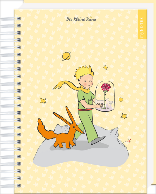 Auf dem Buchcover von „Der kleine Prinz“ ist eine illustrierte Figur eines kleinen Jungen, der kleine Prinz, mit lockigem, blonden Haar zu sehen, der ein Glassturz mit einer Blume in der Hand hält. An seiner Seite läuft ein orangefarbener Fuchs. Der Hintergrund ist in einem sanften Gelbton gehalten, geschmückt mit kleinen, weißen Sternen. Oben links verläuft ein gelbes Banner mit dem Schriftzug „myNOTES“. Ganz unten mittig steht der Logoschriftzug von arsEdition.