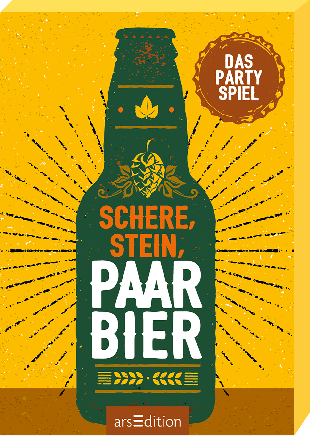 Das Cover zeigt eine grüne Bierflasche vor einem leuchtend gelben Hintergrund, umgeben von strahlenden Linien. In großen, auffälligen Buchstaben steht der Titel „SCHERE, STEIN, PAAR BIER“ in orange-weißer Schrift. Oben rechts befindet sich der rote Button mit der Aufschrift „DAS PARTYSPIEL“. Die Gesamtausstattung vermittelt eine fröhliche, einladende Atmosphäre. Ganz unten mittig steht der Logoschriftzug von arsEdition.