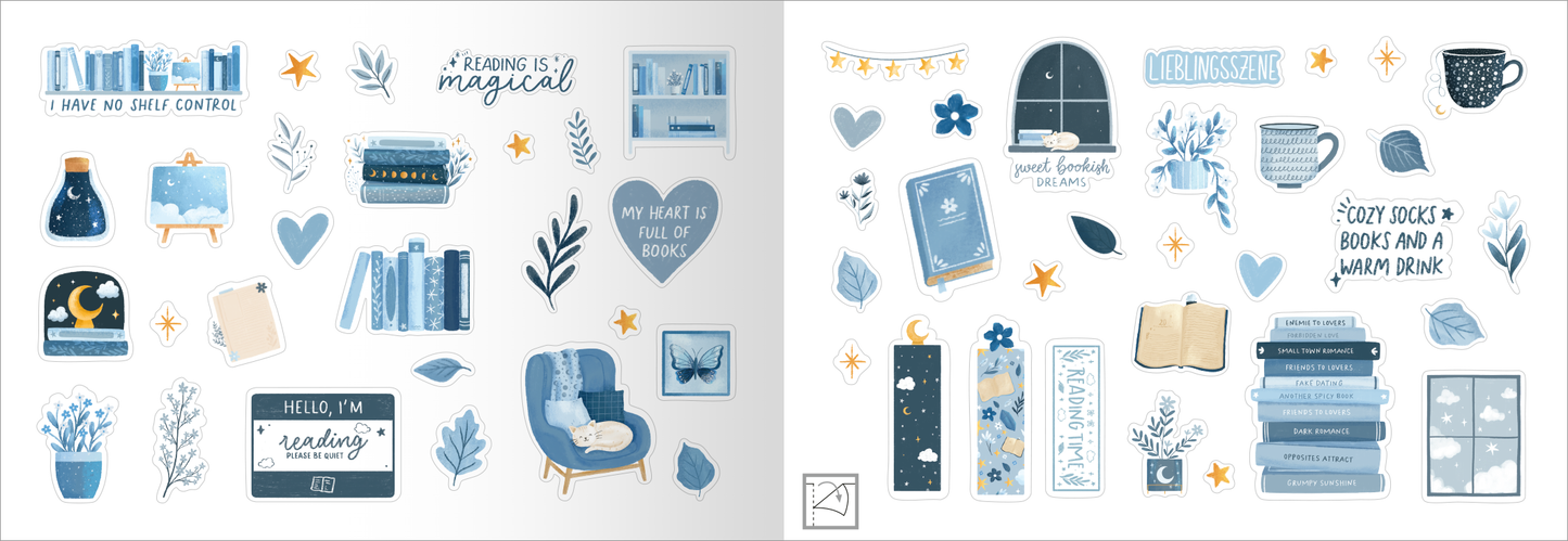 Gezeigt wird eine Innen- oder Zusatzansicht von „myNOTES Papeterie: Stickern. Lesen. Träumen.“. Die Darstellung zeigt eine harmonische Farbpalette in verschiedenen Blautönen, ergänzt durch zarte Pastellakzente. Zentrale Elemente sind stilisierte Bücher, eine gemütliche Leseecke mit einem Sessel, sowie dekorative Pflanzen und Herzmotive. Typografische Highlights sind ansprechende, handschriftliche Schriftzüge mit Botschaften über das Lesen. Die verspielte Anordnung der Motive...