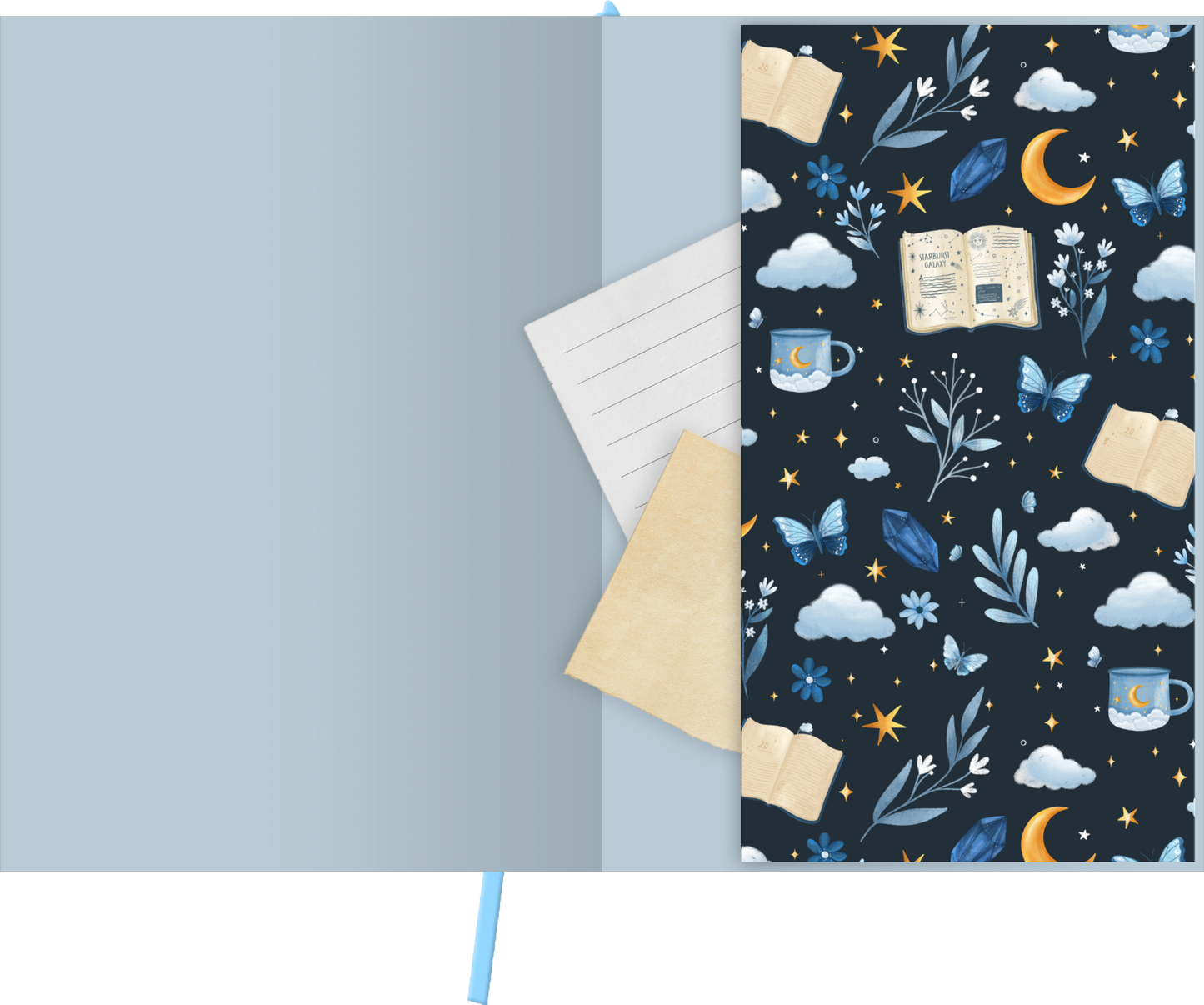 Gezeigt wird eine Innen- oder Zusatzansicht von „myNOTES Papeterie: Notizbuch A4 Book Nook“. Der innere Umschlag ist in einem sanften Blau gehalten und zeigt ein verspieltes, dunkles Muster mit Illustrationen von Büchern, Tassen, Blumen, Schmetterlingen und Himmelskörpern. Die Farben sind überwiegend in Blau-, Gelb- und Cremetönen gehalten, die symmetrisch angeordnet sind.