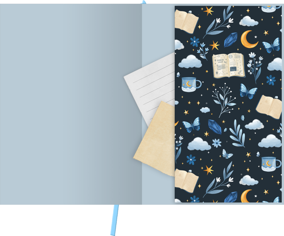 Gezeigt wird eine Innen- oder Zusatzansicht von „myNOTES Papeterie: Notizbuch A4 Book Nook“. Der innere Umschlag ist in einem sanften Blau gehalten und zeigt ein verspieltes, dunkles Muster mit Illustrationen von Büchern, Tassen, Blumen, Schmetterlingen und Himmelskörpern. Die Farben sind überwiegend in Blau-, Gelb- und Cremetönen gehalten, die symmetrisch angeordnet sind.