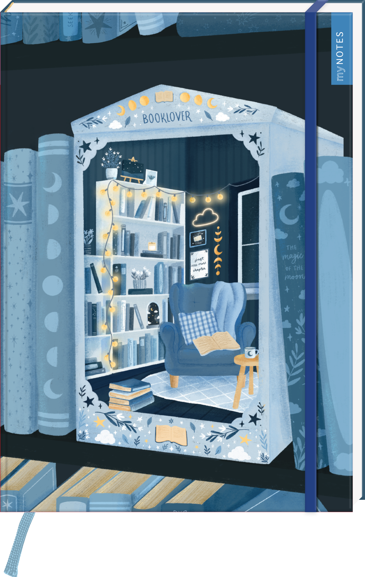 Das Buchcover zeigt eine gemütliche Leseecke, eingerahmt von blauen und grauen Buchrücken. In der Mitte befindet sich ein bequemer Sessel und ein Bücherregal, das mit Lichterketten geschmückt ist. Über dem Sessel steht in einem hellen Schriftzug „BOOKLOVER“. Die Atmosphäre ist warm und einladend, mit sanften blauen Tönen, die eine ruhige Stimmung erzeugen. Oben rechts steht der Logoschriftzug von myNOTES.