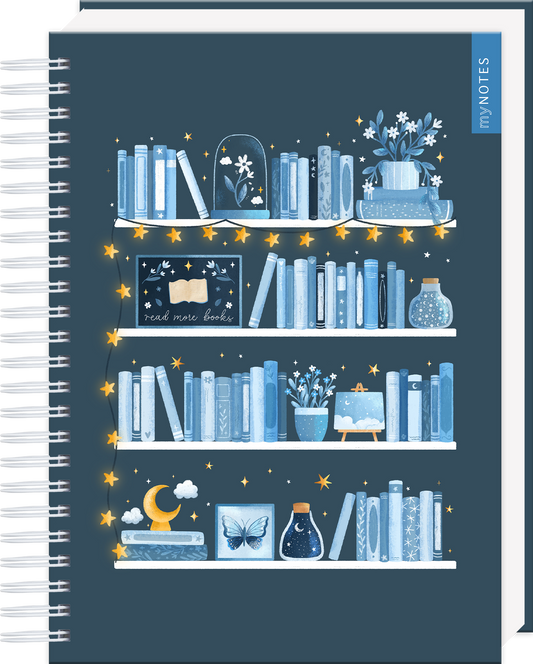 Das Buchcover zeigt ein stilvolles Bücherregal in sanften Blau- und Grautönen gegen einen dunklen Hintergrund. Auf den Regalbrettern sind mehrere Bücher, Pflanzen und dekorative Objekte angeordnet, die eine gemütliche Leseatmosphäre schaffen. Zwischen den Büchern funkeln kleine Sterne und es sind zarte Illustrationen wie ein Mond und ein Schmetterling zu sehen. Ganz oben rechts steht der Logoschriftzug von myNOTES.