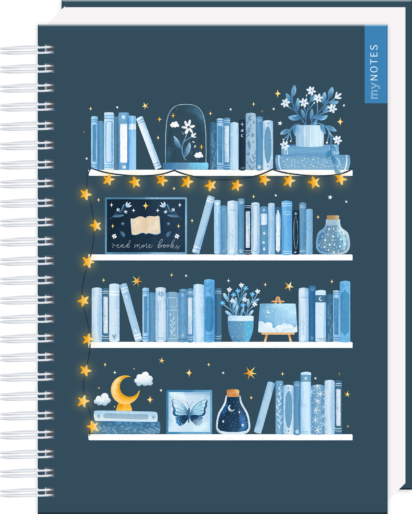 Das Buchcover zeigt ein stilvolles Bücherregal in sanften Blau- und Grautönen gegen einen dunklen Hintergrund. Auf den Regalbrettern sind mehrere Bücher, Pflanzen und dekorative Objekte angeordnet, die eine gemütliche Leseatmosphäre schaffen. Zwischen den Büchern funkeln kleine Sterne und es sind zarte Illustrationen wie ein Mond und ein Schmetterling zu sehen. Ganz oben rechts steht der Logoschriftzug von myNOTES.