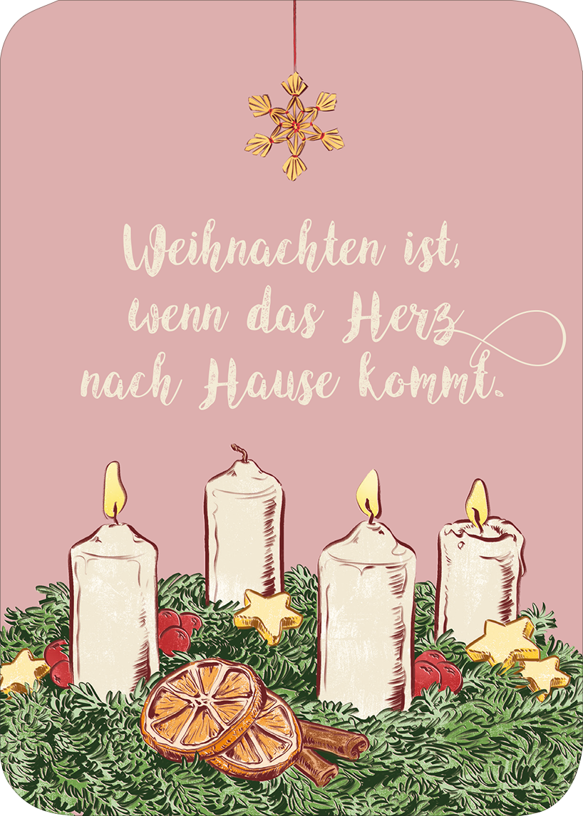 Gezeigt wird eine Innen- oder Zusatzansicht von „Oh, du schöne Weihnachtszeit“. Im Vordergrund sind vier Kerzen, umgeben von einer Vielzahl weihnachtlicher Elemente wie getrockneten Orangenscheiben, roten Äpfeln und goldenen Sternen. Der Hintergrund ist in einem sanften Rosa gehalten. In geschwungener, goldener Schrift steht der Text: „Weihnachten ist, wenn das Herz nach Hause kommt.“ Die Kombination aus warmen Farben und festlicher Dekoration vermittelt eine einladende Atmosphäre.