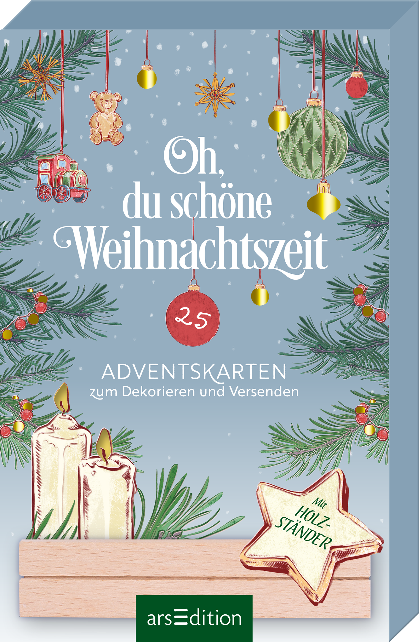 Das Buchcover zeigt eine winterliche Szene mit geschmückten Tannenzweigen und verschiedenen Weihnachtsdekorationen. Im Vordergrund sind zwei Kerzen abgebildet, die eine warme Atmosphäre schaffen. Der Titel „Oh, du schöne Weihnachtszeit“ ist in eleganter, verspielter Schrift in Weiß gehalten, darunter steht „ 25 ADVENTSKARTEN zum Dekorieren und Versenden“ in klarer Schrift. Rechts unten befindet sich ein Stern mit der Aufschrift „Mit Holzständer“. Ganz unten mittig steht der...