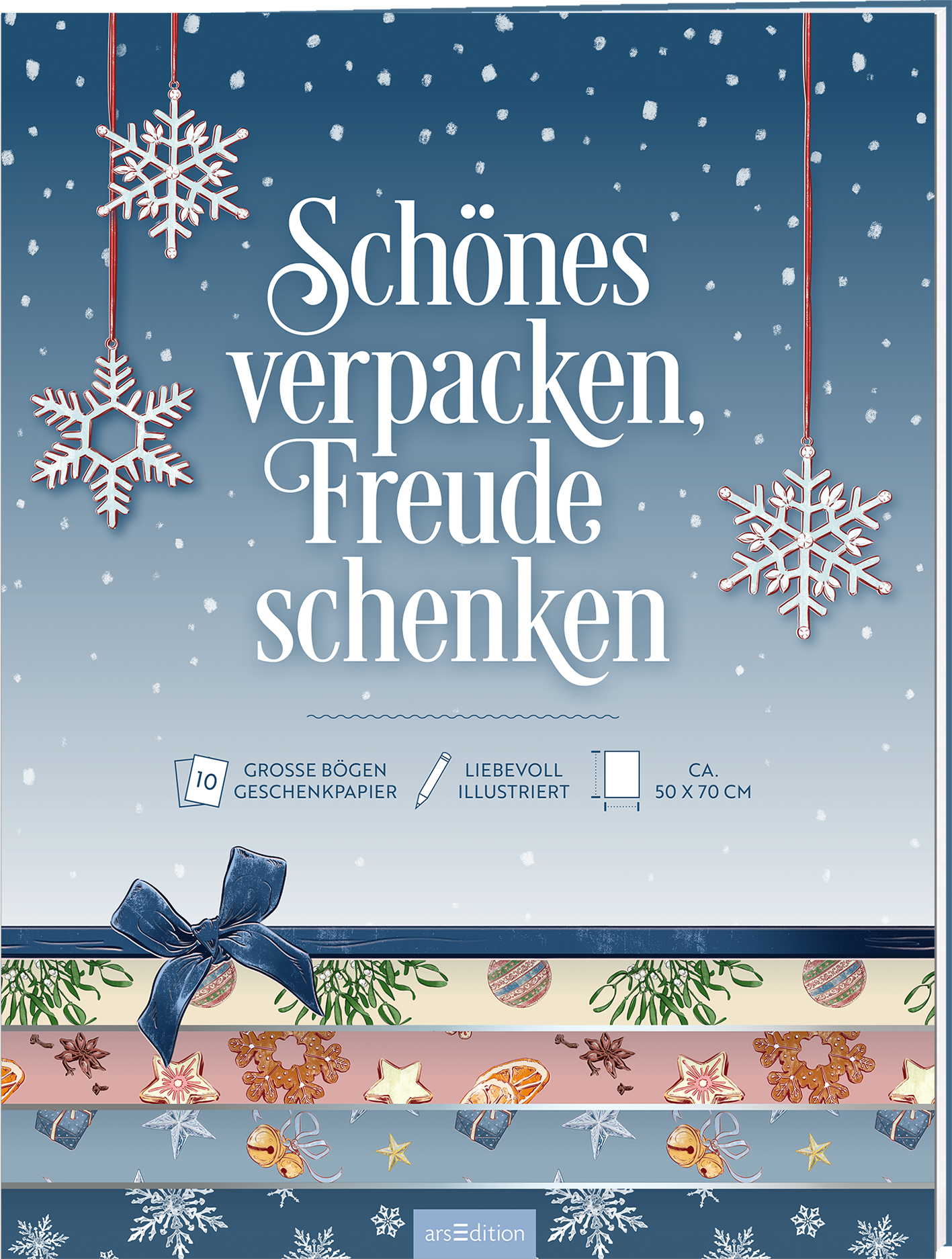 Das Buchcover zeigt einen winterlichen Hintergrund in sanften Blau- und Weißtönen, mit schneeflockenartigen Ornamenten, die von oben hängen. In der Mitte steht der Titel „Schönes verpacken, Freude schenken“ in eleganter, kräftiger Schrift. Unten sind dekorative Bänder mit verschiedenen Motiven, darunter Weihnachtssterne und Früchte, zu sehen. Dabei sind die Farben pastellig und festlich.  Ganz unten mittig steht der Logoschriftzug von arsEdition.