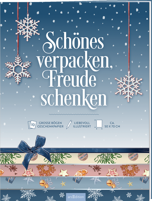 Das Buchcover zeigt einen winterlichen Hintergrund in sanften Blau- und Weißtönen, mit schneeflockenartigen Ornamenten, die von oben hängen. In der Mitte steht der Titel „Schönes verpacken, Freude schenken“ in eleganter, kräftiger Schrift. Unten sind dekorative Bänder mit verschiedenen Motiven, darunter Weihnachtssterne und Früchte, zu sehen. Dabei sind die Farben pastellig und festlich.  Ganz unten mittig steht der Logoschriftzug von arsEdition.