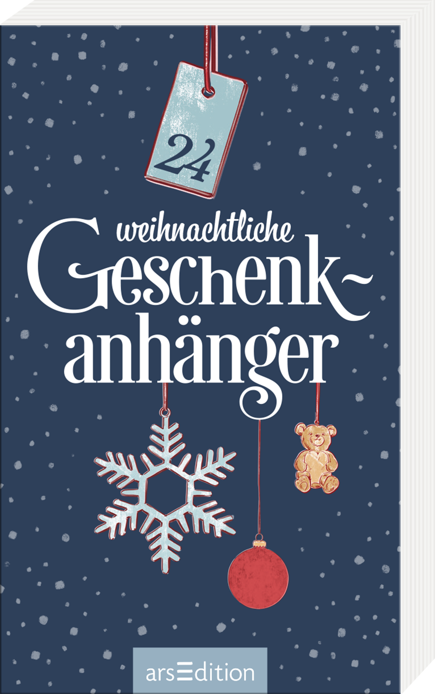 Das Buchcover zeigt einen tiefblauen Hintergrund mit weißen Schneeflocken und einer festlichen Atmosphäre. In der Mitte ist der Titel „weihnachtliche Geschenk~anhänger“ in eleganter, geschwungener Schrift in Weiß platziert. Oberhalb des Titels hängt ein rotagiger Geschenkanhanger mit der Zahl „24“, während ein gezeichnetes, sechszackiges Schneeflockenmotiv und ein brauner Teddybär durch rote und weiße Elemente ergänzt werden. Ganz unten mittig steht der Logoschriftzug von...