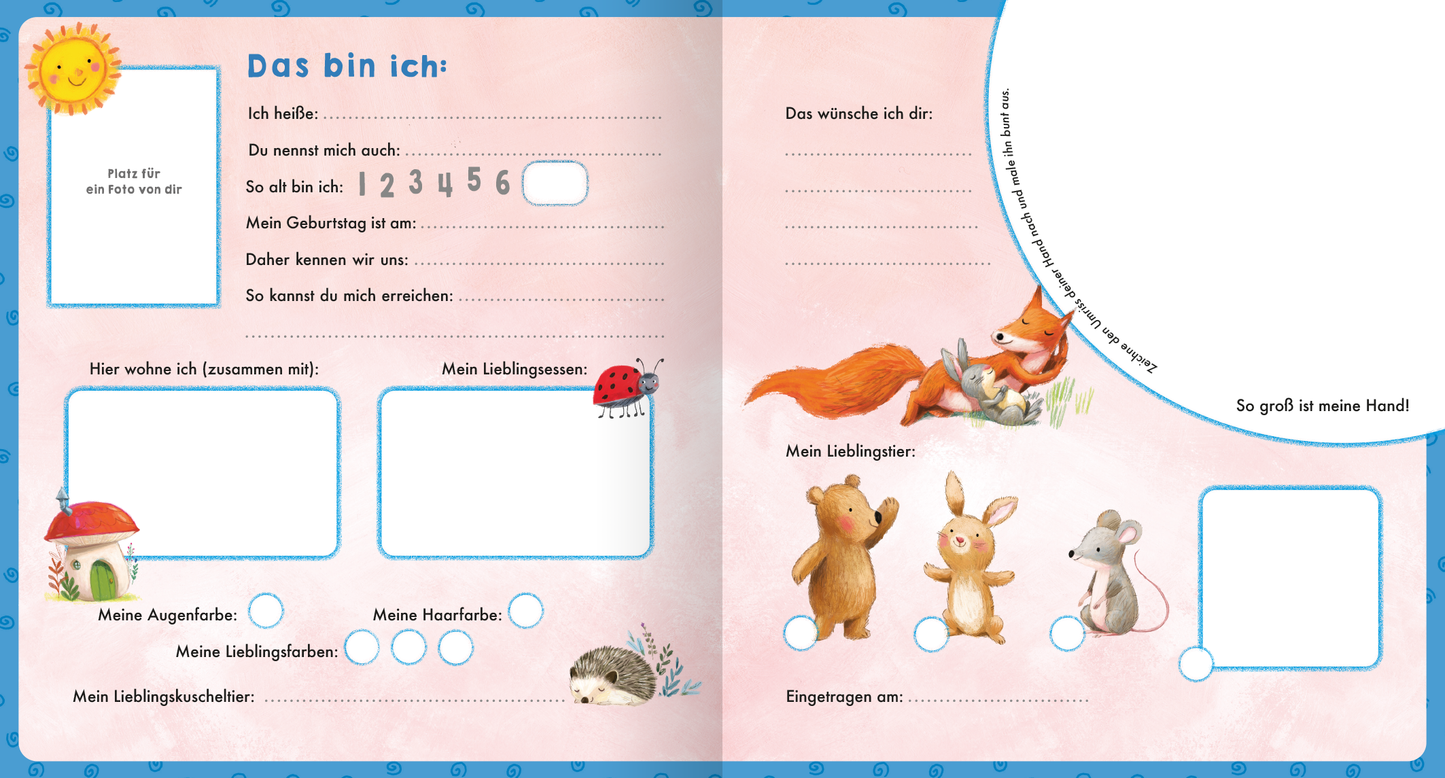 Gezeigt wird eine Innenansicht von „Meine allerersten Freunde“. Die Doppelseite ist in sanften Pastellfarben gestaltet, mit einem hellblauen Hintergrund und rosa Akzenten. Links befinden sich beschriftbare Felder zum Ausfüllen von persönlichen Informationen, umrahmt von niedlichen Illustrationen wie einem Igel und einer Marienkäfer. Auf der rechten Seite sieht man einen lächelnden Fuchs und verschiedene Tierfreunde, darunter einen Hasen und ein Mäuschen. Die Schrift ist kindgerecht,...