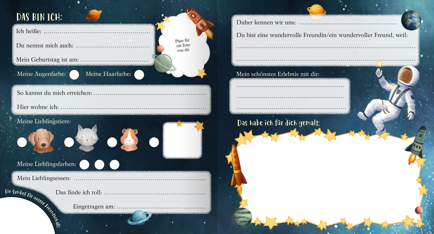 Gezeigt wird eine Innenansicht von „Freundebuch: Weil wir wundervolle Freunde sind“. Die Seite ist in einem tiefblauen Weltraum-Motiv gestaltet, durchzogen von Planeten, Raketen und einem Astronauten. Auf der linken Seite befinden sich mehrere Beschriftungsfelder, um persönliche Informationen wie Name, Geburtsdatum und Lieblingsfarben zu notieren. Die Typografie ist kindgerecht und spielerisch mit verschiedenen Illustrationen von Tieren. Rechteckige und runde Felder bieten Platz für...