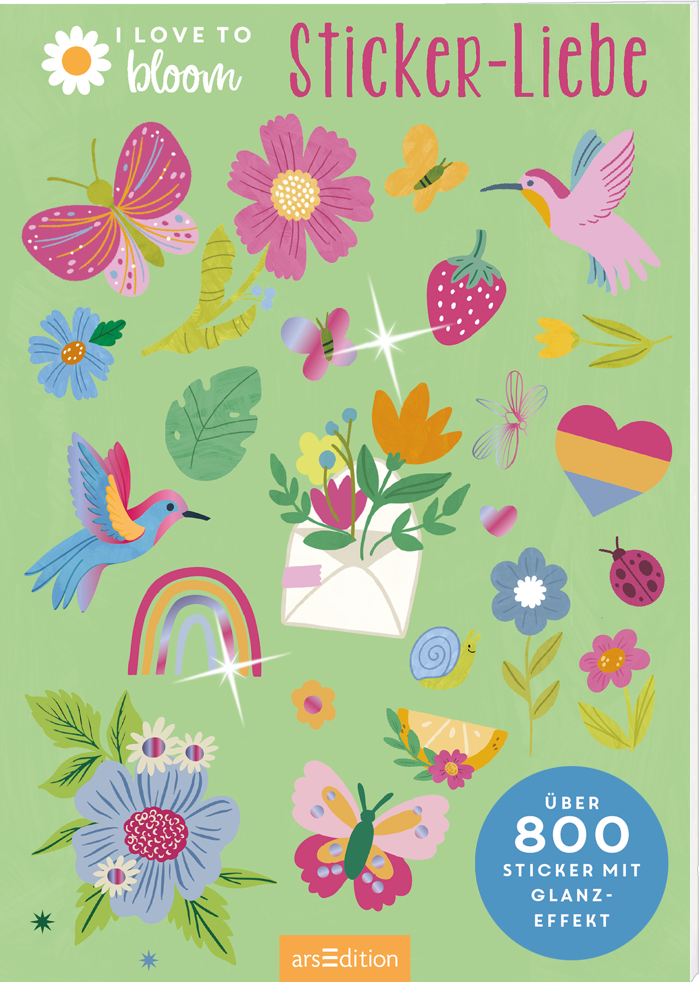 Das Buchcover zeigt einen frischen, hellgrünen Hintergrund, der mit bunten Illustrationen von Blumen, Schmetterlingen und einem Regenbogen geschmückt ist. In der oberen Mitte steht in verspielter, roter Schrift der Titel „Sticker-Liebe“. Darunter befindet sich der Text „Über 800 Stickern mit Glanz-Effekt“ in einem blauen, runden Button. Die Gestaltung vermittelt eine fröhliche und einladende Atmosphäre. Ganz unten mittig steht der Logoschriftzug von arsEdition.