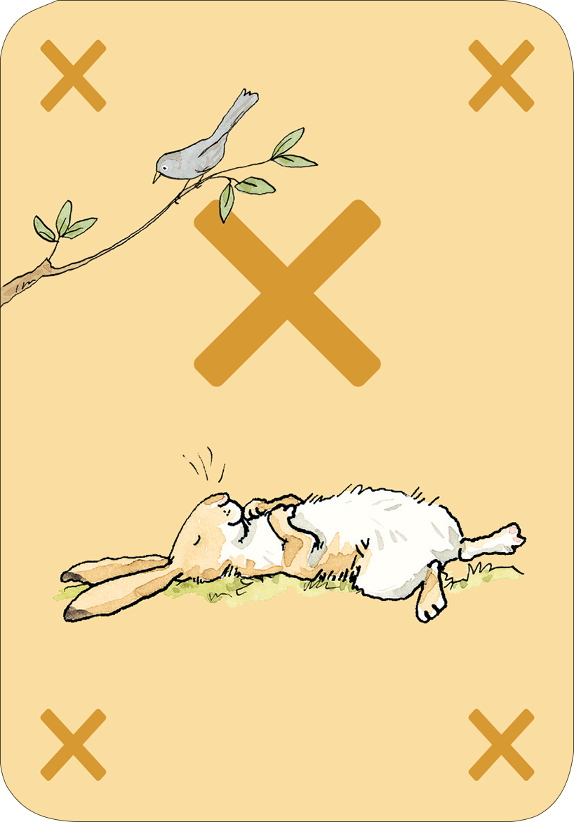 Gezeigt wird eine Innen- oder Zusatzansicht von „Weißt du eigentlich, wie gern ich mit dir Mau-Mau spiele?“. Die Karte hat einen hellen, sandfarbenen Hintergrund. In der Mitte liegt ein niedlicher, schlafender Hase mit langen Ohren und einem geschlossenen Auge. Oberhalb sitzt ein blauer Vogel auf einem Zweig mit grünen Blättern. Ein großes, orangefarbenes Kreuz ist zentral platziert. Die Illustrationen sind kindgerecht und freundlich gestaltet.