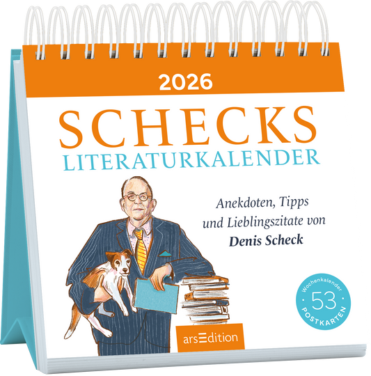 Das Buchcover zeigt einen aufrecht stehenden Mann mit einer Brille und Anzug, der einen kleinen Hund in den Armen hält. Darüber prangt in auffälligem Orange der Titel „Scheck’s Literaturkalender 2026“ in großen Buchstaben, während der Untertitel „Anekdoten, Tipps und Lieblingszitate von Denis Scheck“ in sanften Blau-Tönen hält. Das Cover ist hell und freundlich gestaltet, mit einem spiralförmigen Rücken und beinhaltet einen Hinweis auf „53 Postkarten“. Ganz unten mittig...