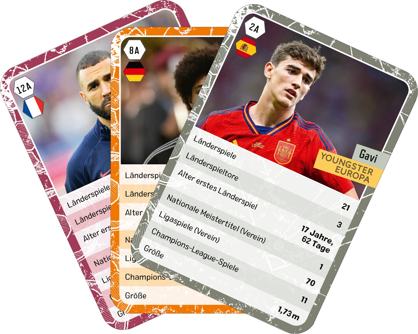 Gezeigt wird eine Innen- oder Zusatzansicht von „Fußball-Quartett“. Drei Spielerkarten sind abgebildet, jede mit einer unterschiedlichen Hintergrundfarbe: rot, orange und grün. Die Karten enthalten Bilder von Fußballspielern sowie wichtige Statistiken in klarer, gut lesbarer Schrift. Die Hauptinformation ist in schwarzer oder fester Typografie gehalten. Besonderheiten wie „YOUNGSTER EUROPA“ sind in auffälligen gelben Boxen hervorgehoben. Diese Gestaltung fördert die...