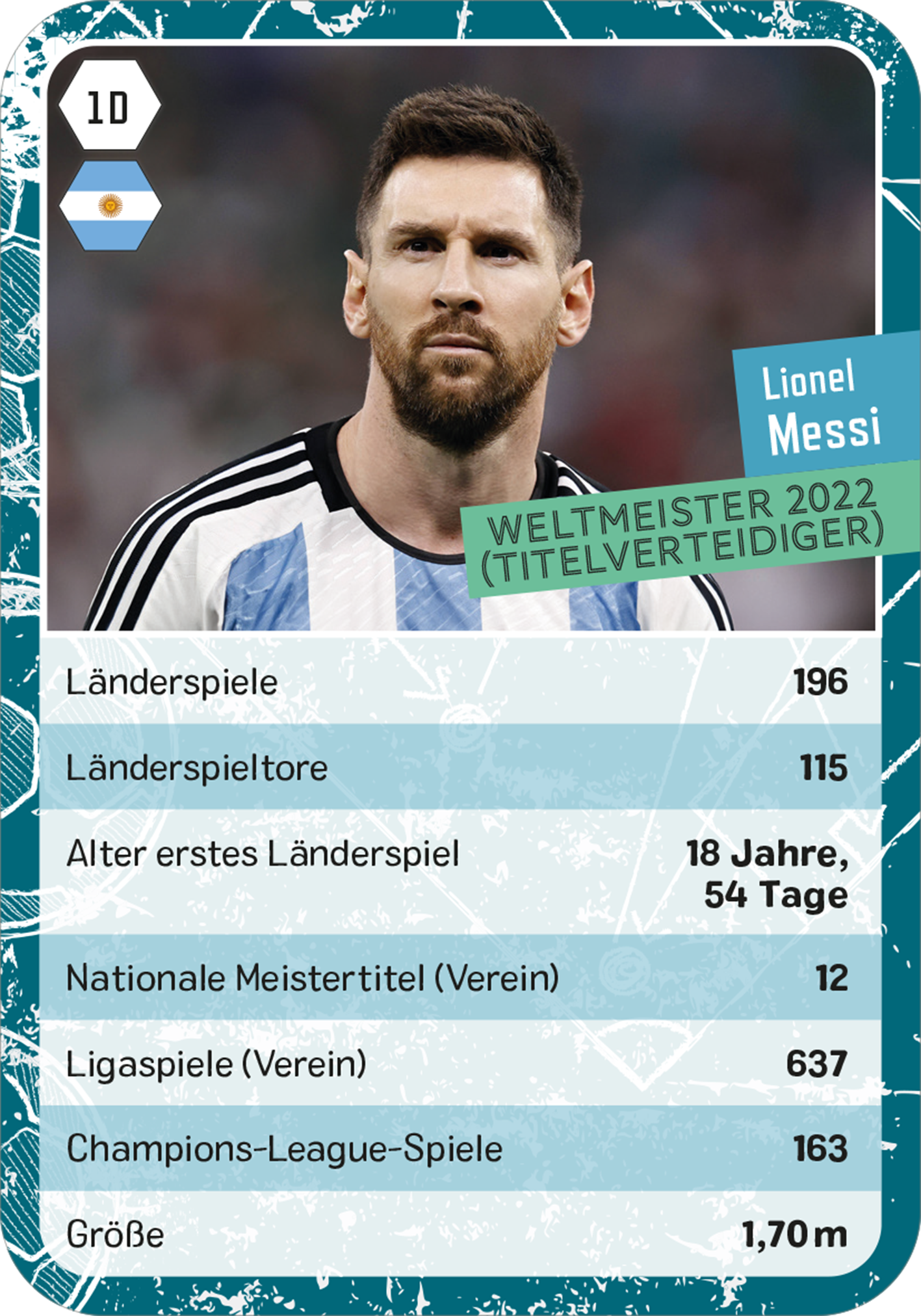 Gezeigt wird eine Innen- oder Zusatzansicht von „Fußball-Quartett“. Drei Spielerkarten sind abgebildet, jede mit einer unterschiedlichen Hintergrundfarbe: rot, orange und grün. Die Karten enthalten Bilder von Fußballspielern sowie wichtige Statistiken in klarer, gut lesbarer Schrift. Die Hauptinformation ist in schwarzer oder fester Typografie gehalten. Besonderheiten wie „YOUNGSTER EUROPA“ sind in auffälligen gelben Boxen hervorgehoben. Diese Gestaltung fördert die...