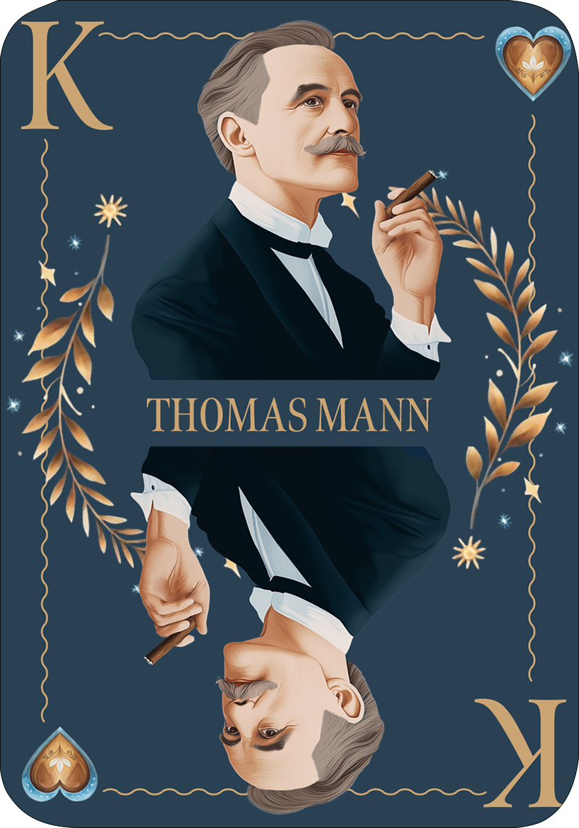 Gezeigt wird eine Innen- oder Zusatzansicht von „Spielkarten. Rommé, Bridge, Canasta und Co.“. Die Karte zeigt eine Illustration von Thomas Mann in einem eleganten, historisierenden Stil. Der Hintergrund ist dunkelblau, während die goldenen Akzente und das hellere Blau für Kontraste sorgen. In der Mitte steht der Name „THOMAS MANN“ in klarer, geschwungener Schrift. Die Karte ist mit zarten, goldenen Verzierungen und floralen Motiven umrahmt, die das Gesamtbild harmonisch abrunden.
