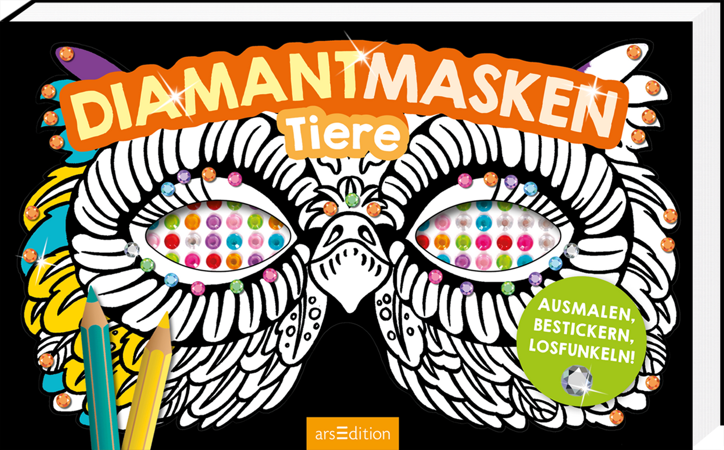 Das Buchcover zeigt eine farbenfrohe Maske mit vielen bunten, glitzernden Diamanten auf einem schwarzen Hintergrund. Der Titel „DIAMANTMASKEN Tiere“ ist in leuchtendem Orange und großen Buchstaben am oberen Rand platziert. Auf der linken Seite sind Buntstifte abgebildet. Ein runder grüner Aufkleber mit dem Text „AUSMALEN, BESTICKERN, LOSFUNKELN!“ betont die Aktivität des Buches. Ganz unten mittig steht der Logoschriftzug von arsEdition.