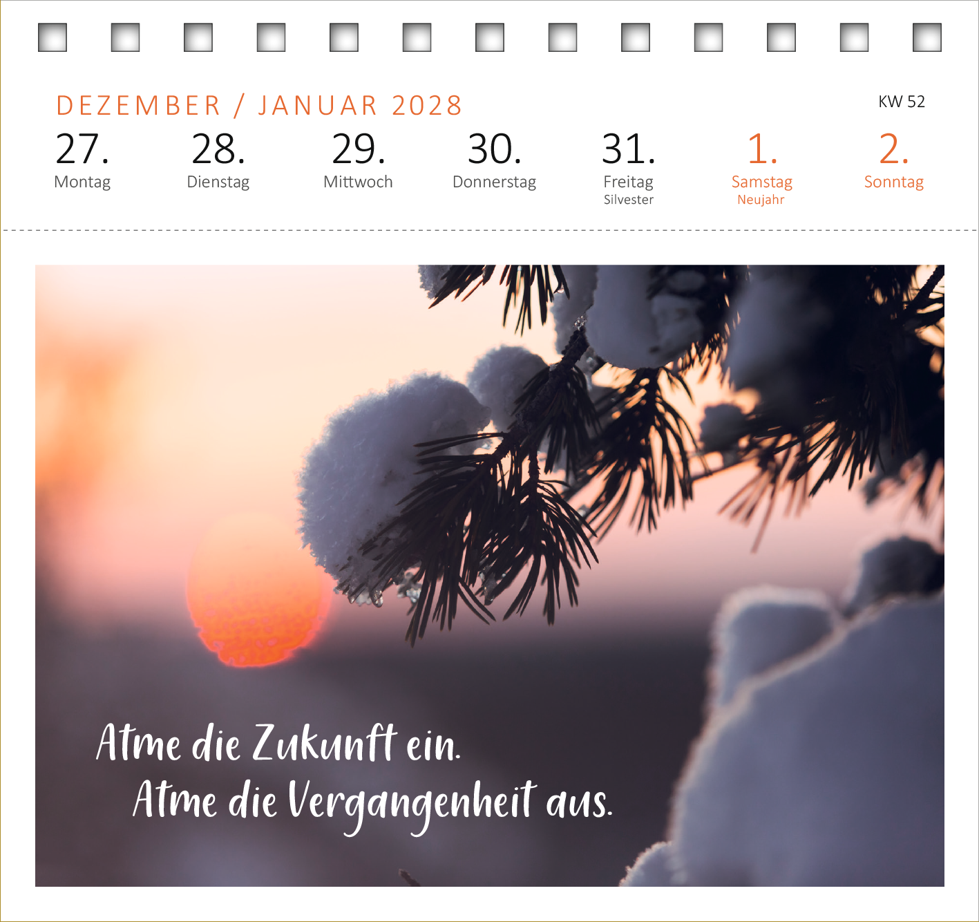 Gezeigt wird eine Innen- oder Zusatzansicht von „Postkartenkalender Innere Stärke 2027“. Die Darstellung zeigt einen Übergang von Dezember zu Januar, wobei eine sanfte, orangefarbene Sonne am Horizont leuchtet. Durch das sanfte Licht wird der Fokus auf die Zweige eines Tannenbaums mit Schneebedeckung gelenkt. Unter dem Bild steht in eleganter, weißer Schrift der Text „Atme die Zukunft ein. Atme die Vergangenheit aus.“ Die Monatsüberschrift in klaren, orangefarbenen Ziffern ergänzt...