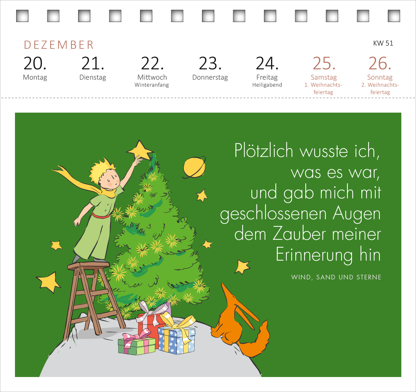 Gezeigt wird eine Innen- oder Zusatzansicht von „Postkartenkalender Man sieht nur mit dem Herzen gut ... 2027“. Die Seite zeigt einen grünen Hintergrund mit einem festlichen Weihnachtsbaum, der mit Sternen verziert ist. Ein fröhlicher Junge in einem gelben Hut steht auf einer Leiter und platziert einen Stern auf den Baum. Rechts steht in klarer, weißer Typografie der Text: „Plötzlich wusste ich, was es war, und gab mich mit geschlossenen Augen dem Zauber meiner Erinnerung hin“....