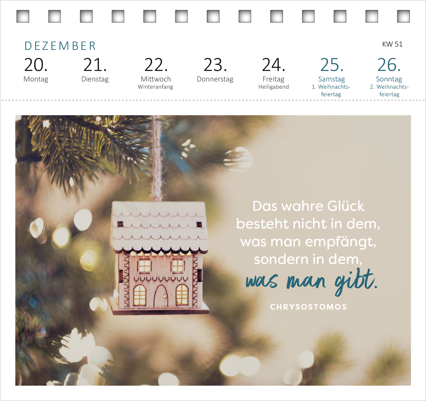 Gezeigt wird eine Innen- oder Zusatzansicht von „Postkartenkalender Lebensweisheiten 2027“. Der Kalender zeigt eine sanfte, festliche Farbpalette mit einem hölzernen Weihnachtsbaumornament in Form eines Hauses, das an einem grünen Baum hängt. Darunter steht in eleganter, gemischter Typografie der Spruch: „Das wahre Glück besteht nicht in dem, was man empfängt, sondern in dem, was man gibt.“ Die Schrift ist modern und klar, ergänzt durch den Autorennamen „CHRYSOSTOMOS“ in...