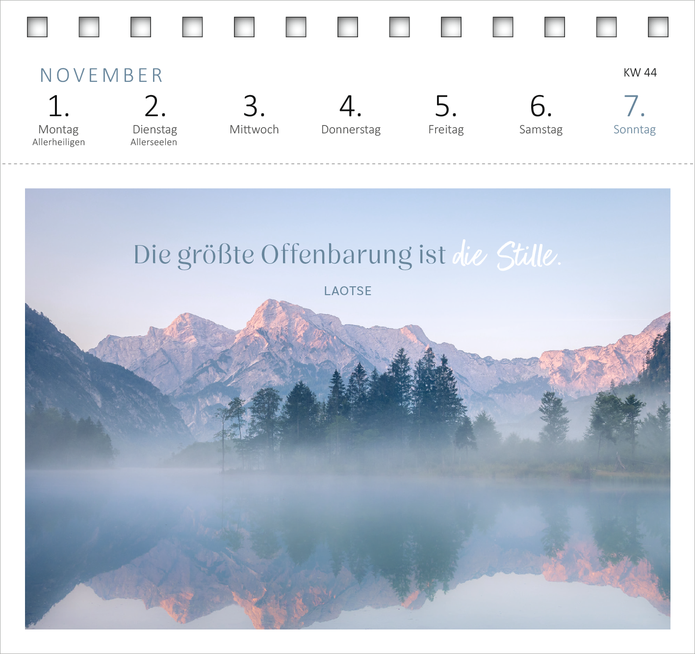 Gezeigt wird eine Innen- oder Zusatzansicht von „Postkartenkalender Yogaglück für jeden Tag 2027“. Die Ansicht zeigt eine harmonische Berglandschaft mit einem nebligen See im Vordergrund. Dazu ist ein Zitat von Laotse in elegante, verspielte Schrift gesetzt: „Die größte Offenbarung ist die Stille.“ Die Farbpalette ist sanft, mit pastellfarbenen Blautönen und lila Akzenten, die eine ruhige und entspannende Atmosphäre schaffen.