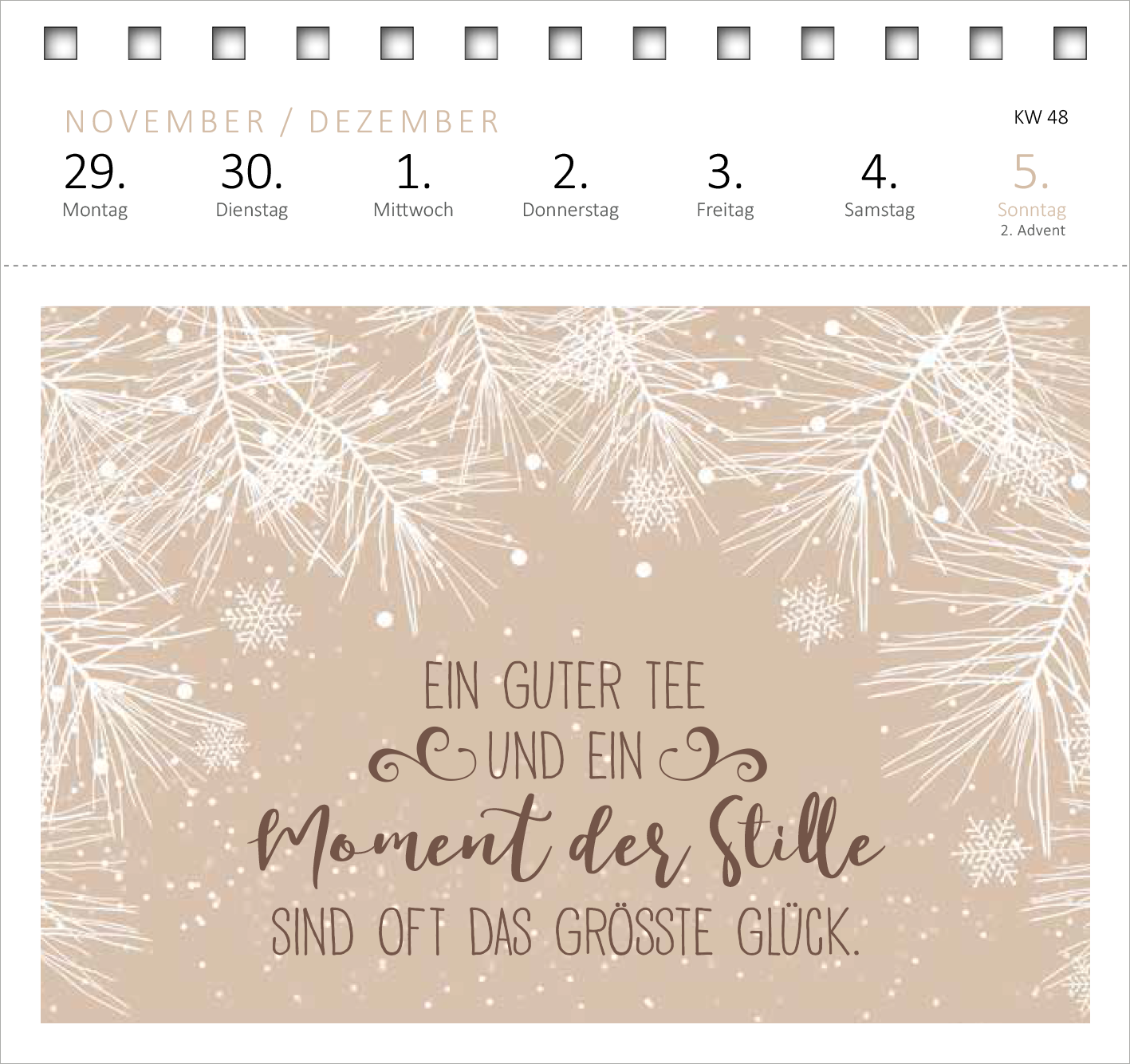 Gezeigt wird eine Innen- oder Zusatzansicht von „Postkartenkalender Glücksmantras 2027“. Die Ansicht präsentiert einen festlichen Hintergrund in sanften Beige- und Brauntönen, geschmückt mit feinen, weißen Kiefernnadeln und Schneeflocken. In der Mitte steht in geschwungener, brauner Schrift der Spruch: „Ein guter Tee und ein Moment der Stille sind oft das größte Glück.“ Die Typografie vermittelt eine warme, einladende Stimmung.