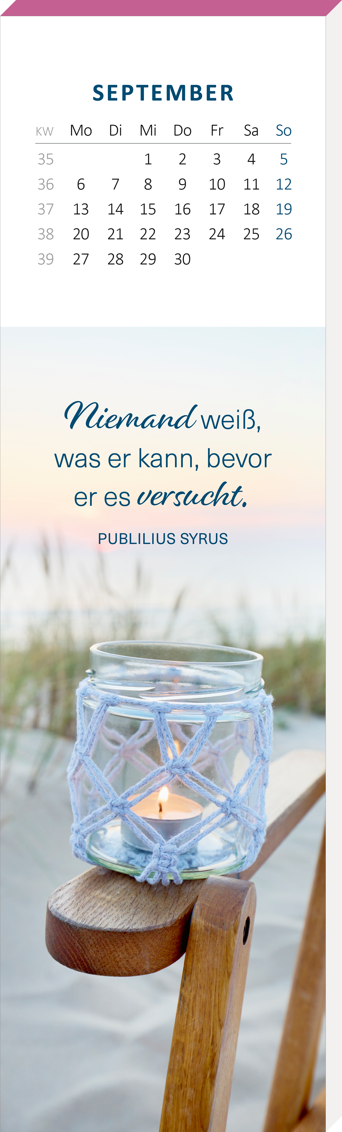 Gezeigt wird eine Innen- oder Zusatzansicht von „Lesezeichenkalender Glücksmomente für die Seele 2027“. Die Ansicht zeigt einen hellen Hintergrund mit sanften Pastellfarben. Oben ist der Monat September in großer, klarer Schrift dargestellt. Darunter steht ein inspirierendes Zitat in geschwungener Schrift: „Niemand weiß, was er kann, bevor er es versucht.“ Zudem ist ein Glas mit einer Kerze abgebildet, umgeben von einem dekorativen Netz. Der Gesamtlook vermittelt Ruhe und...