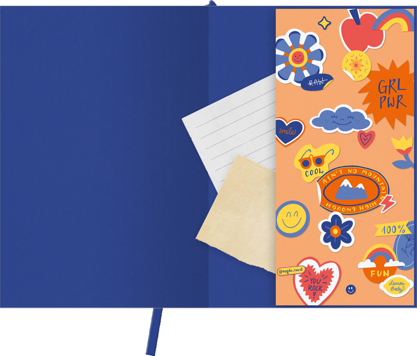 Gezeigt wird eine Innen- oder Zusatzansicht von „Buchkalender Happy durchs Jahr 2027“. Die Innenseite zeigt einen blauen Hintergrund und eine Vielzahl bunter, verspielter Sticker in leuchtenden Farben wie Orange, Gelb und Rot. Auf der rechten Seite sind unterschiedliche Smileys, Blumen und motivierende Wörter wie „GRL PWR“ zu sehen. Links liegt ein Notizblatt und ein kleines, beigefarbiges Papier, das den kreativen Eindruck des Kalenders unterstreicht.
