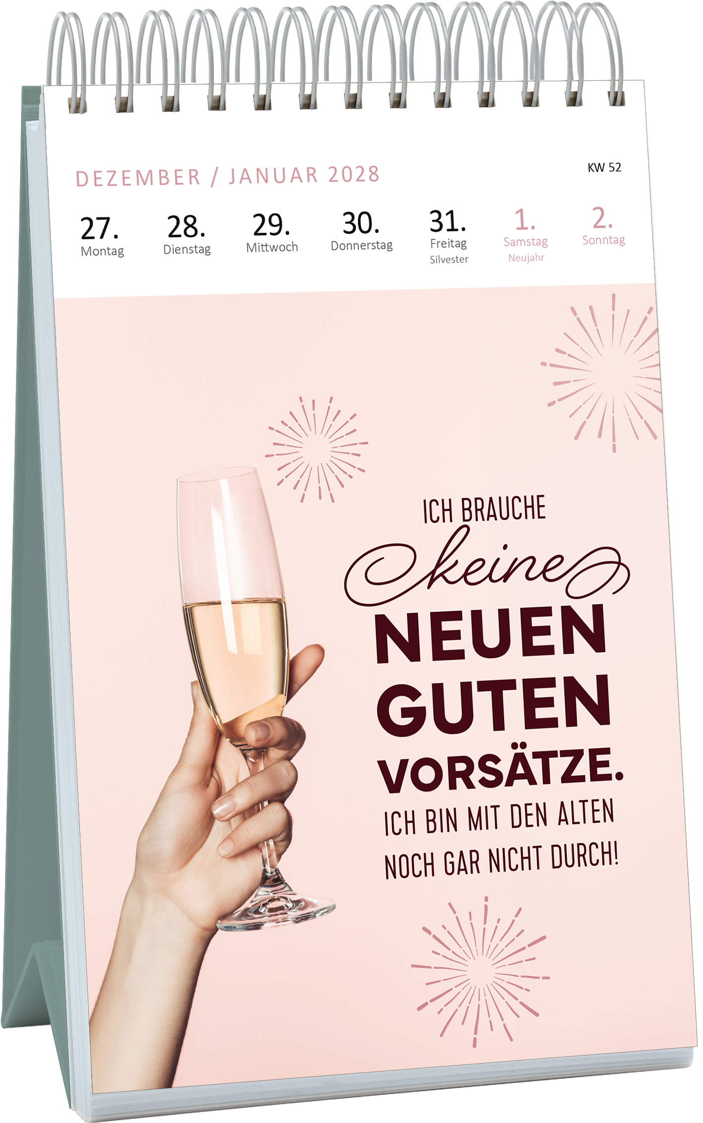 Gezeigt wird eine Innen- oder Zusatzansicht von „Wochenkalender Mir geht’s nicht gut, ich glaub ich hab Montag 2027“. Die Seite präsentiert eine sanft rosa Hintergrundfarbe mit einer Hand, die ein Sektglas hält. In einer dekorativen, geschwungenen Schrift steht „Ich brauche keine neuen guten Vorsätze.“ Darunter folgt die Aussage: „Ich bin mit den alten noch gar nicht durch!“ Die Kombination aus fröhlichen und humorvollen Elementen spiegelt Optimismus wider.