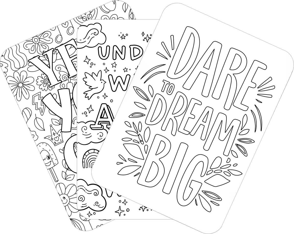 Gezeigt wird eine Innen- oder Zusatzansicht von „Paint your Power“. Die Ansicht zeigt drei Ausmalkarten mit verschiedenen Motiven. Die erste Karte trägt den Schriftzug „DARE to DREAM BIG“ in auffälliger, verspielter Typografie, umgeben von floralen Elementen. Die zweite Karte enthält den Text „UNDER W.A.Y.“ in einer klaren Schriftart, ergänzt durch illustrierte Wolken und Vögel. Die dritte Karte zeigt den Schriftzug „YAY!“, umrahmt von bunten, kinderfreundlichen Mustern....