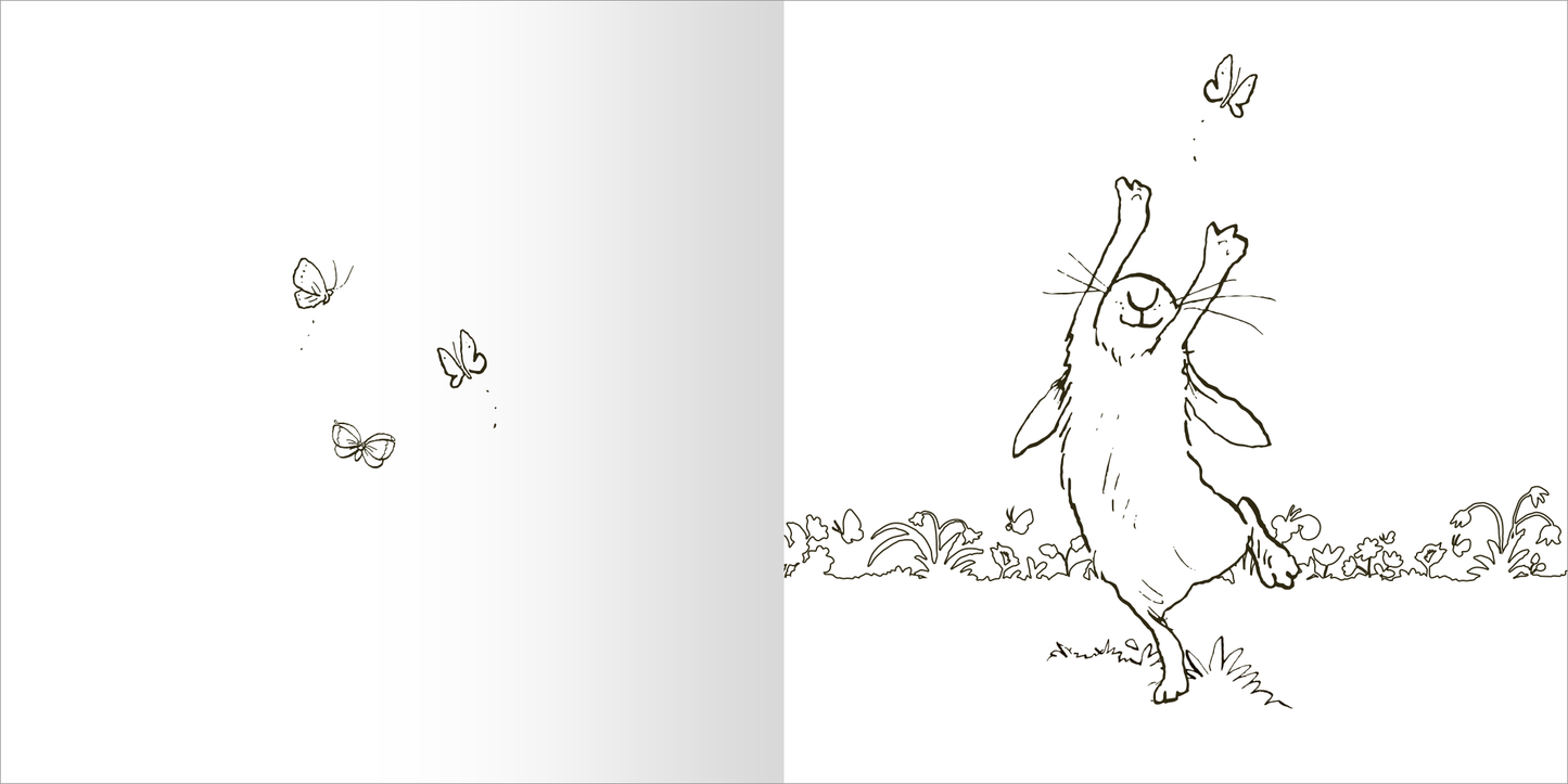 Gezeigt wird eine Innen- oder Zusatzansicht von „Weißt du eigentlich, wie gerne ich mit dir ausmale?“. Auf der linken Seite sind zarte, skizzierte Schmetterlinge zu sehen, während die rechte Seite eine fröhliche, cartoonartige Zeichnung eines Hasen zeigt, der mit erhobenen Pfoten nach den Schmetterlingen greift. Der Hase hat ein glückliches Gesicht und ist umgeben von einer einfachen Blumenlinie. Die farbige Gestaltung ist minimalistisch, mit einem Fokus auf weiße und graue Töne, die...