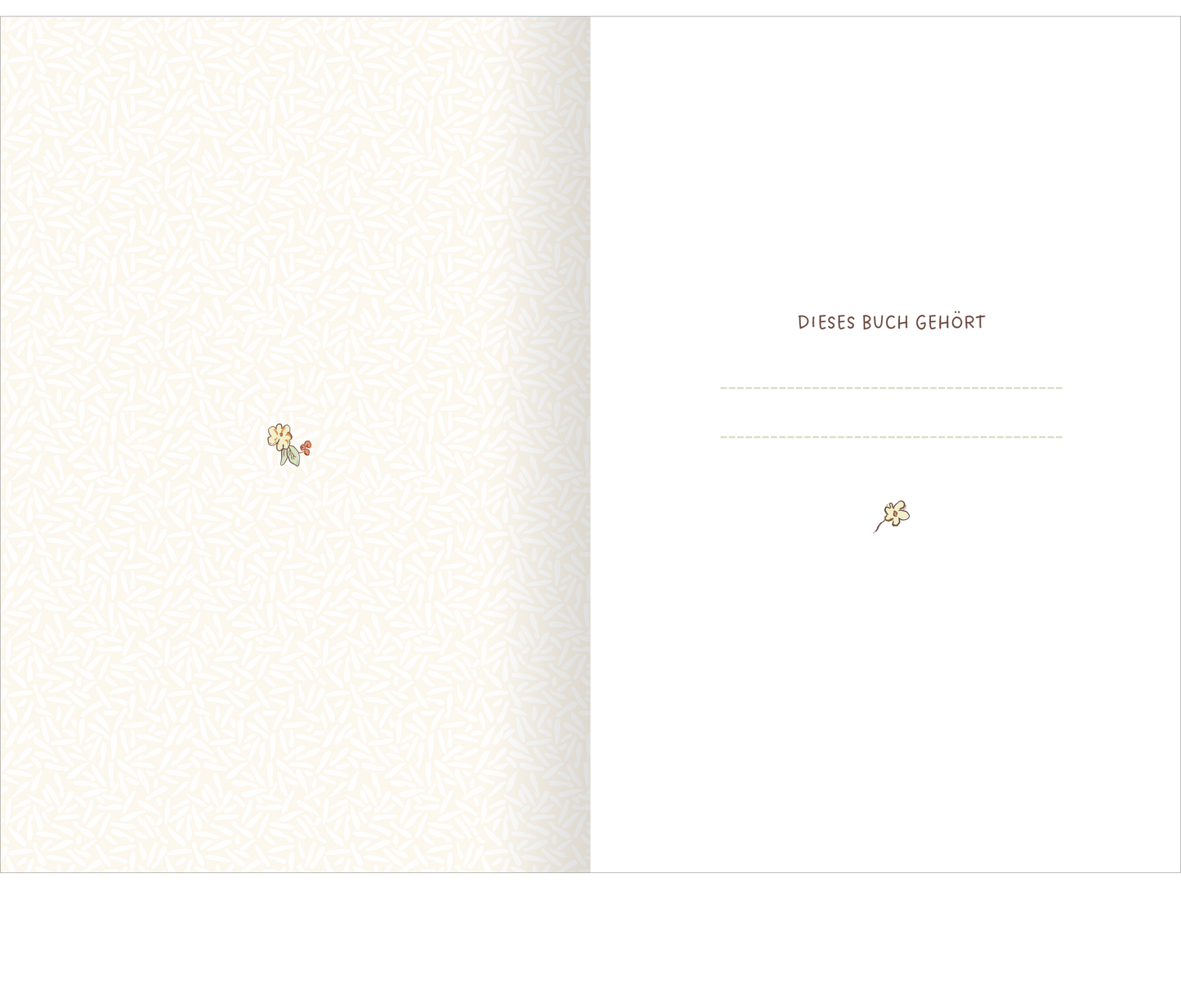Gezeigt wird eine Innen- oder Zusatzansicht von „Weißt du eigentlich, wie lieb ich dich hab? Unsere schönsten Momente“. Die Seite zeigt einen sanften, hellen Hintergrund mit einem feinen, strukturierten Muster. Links befindet sich eine zarte, handgezeichnete Fliederblüte, während die rechte Seite den Aufdruck „DIESES BUCH GEHÖRT“ in einer eleganten, leicht verspielten Schriftart zeigt. Darunter sind Platzlinien für persönliche Eintragungen. Die Farben sind warm und einladend,...