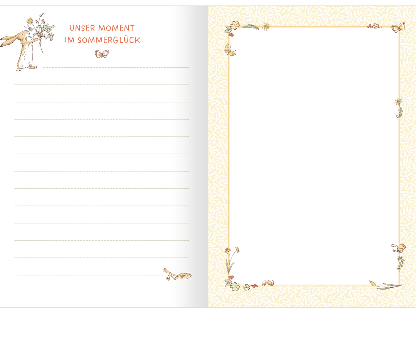 Gezeigt wird eine Innenansicht von „Weißt du eigentlich, wie lieb ich dich hab? Unsere schönsten Momente“. Die linke Seite ist mit einem handschriftlichen Titel „UNSER MOMENT IM SOMMERGLÜCK“ in warmem Orange gestaltet, darunter sind Linien zum Eintragen von Text. Die rechte Seite zeigt einen leeren Bereich mit einem zarten, dekorativen Rahmen, der mit Blumen und Schmetterlingen verziert ist. Die Hintergrundfarbe ist ein helles Beige mit einem subtilen, wiederholenden Muster.