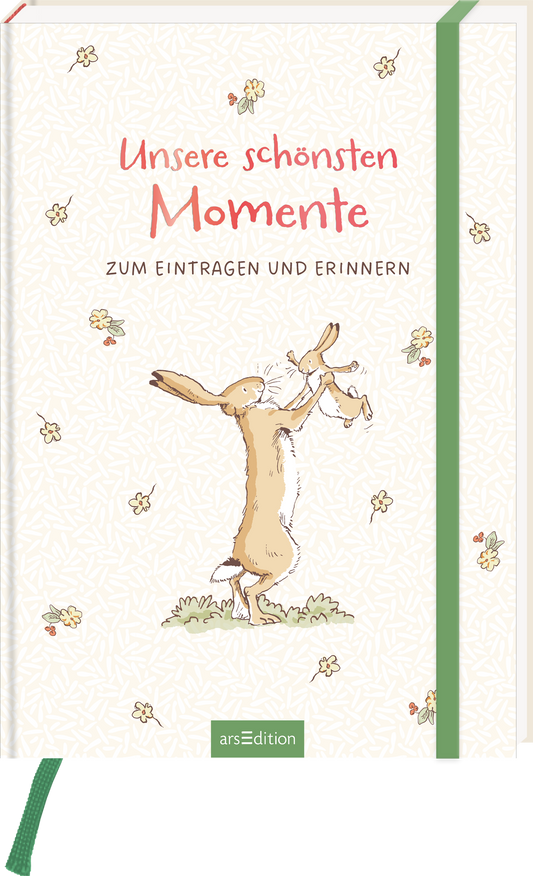 Auf dem Cover des Buches „Unsere schönsten Momente“ sind ein fröhlicher Hase und eine kleine Maus abgebildet, die Tänze vollführen. Die Schriftzüge sind in leuchtendem Rot gestaltet, während der Hintergrund eine sanfte, cremefarbene Textur mit floralen Mustern aufweist. Unter dem Titel steht der Untertitel „zum Eintragen und Erinnern“ in einer dezenten Schrift. Ganz oben rechts ist ein grüner Lesezeichenband sichtbar. Ganz unten mittig steht der Logoschriftzug von arsEdition.