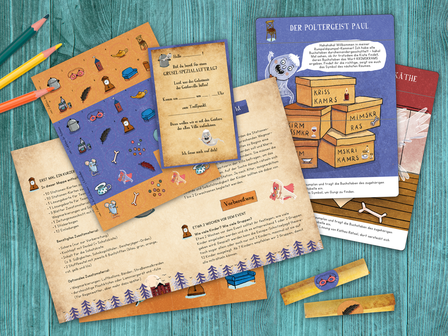 Gezeigt wird eine Innen- oder Zusatzansicht von „Die große Grusel-Schnitzeljagd“. Die Abbildung zeigt verschiedene bunte Spielmaterialien auf einem Holztisch. Dominierend sind warme Erdtöne, Blau- und Lilatöne. Zu sehen sind illustrierte Spielkarten mit Gruselelementen und ein ansprechendes Layout mit spielerischer Typografie. Einige Karten sind mit gespenstischen Figuren und Aktivitäten dekoriert, während andere Textanweisungen enthalten. Bunte Stifte sind ebenfalls sichtbar und...