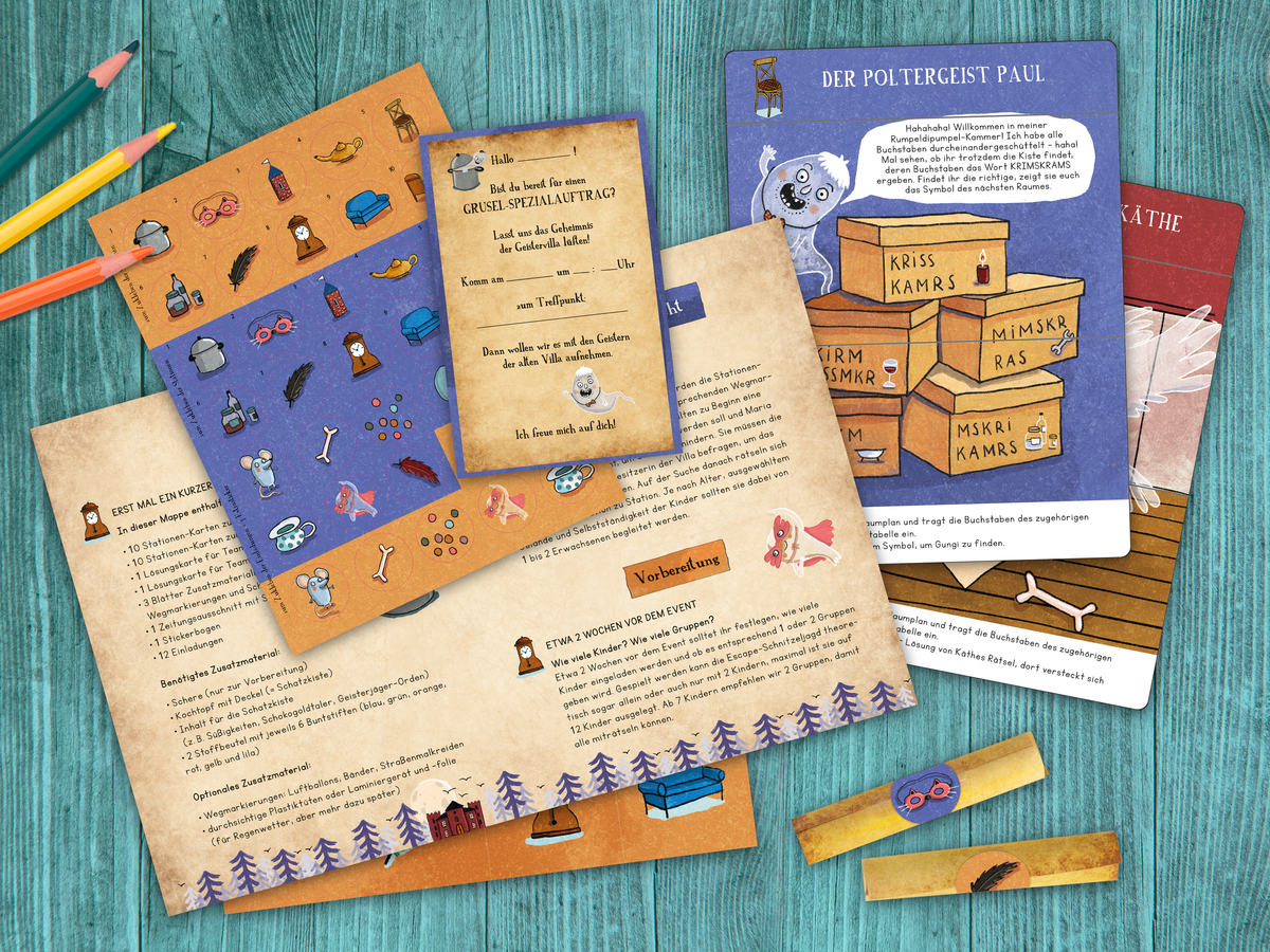 Gezeigt wird eine Innen- oder Zusatzansicht von „Die große Grusel-Schnitzeljagd“. Die Abbildung zeigt verschiedene bunte Spielmaterialien auf einem Holztisch. Dominierend sind warme Erdtöne, Blau- und Lilatöne. Zu sehen sind illustrierte Spielkarten mit Gruselelementen und ein ansprechendes Layout mit spielerischer Typografie. Einige Karten sind mit gespenstischen Figuren und Aktivitäten dekoriert, während andere Textanweisungen enthalten. Bunte Stifte sind ebenfalls sichtbar und...