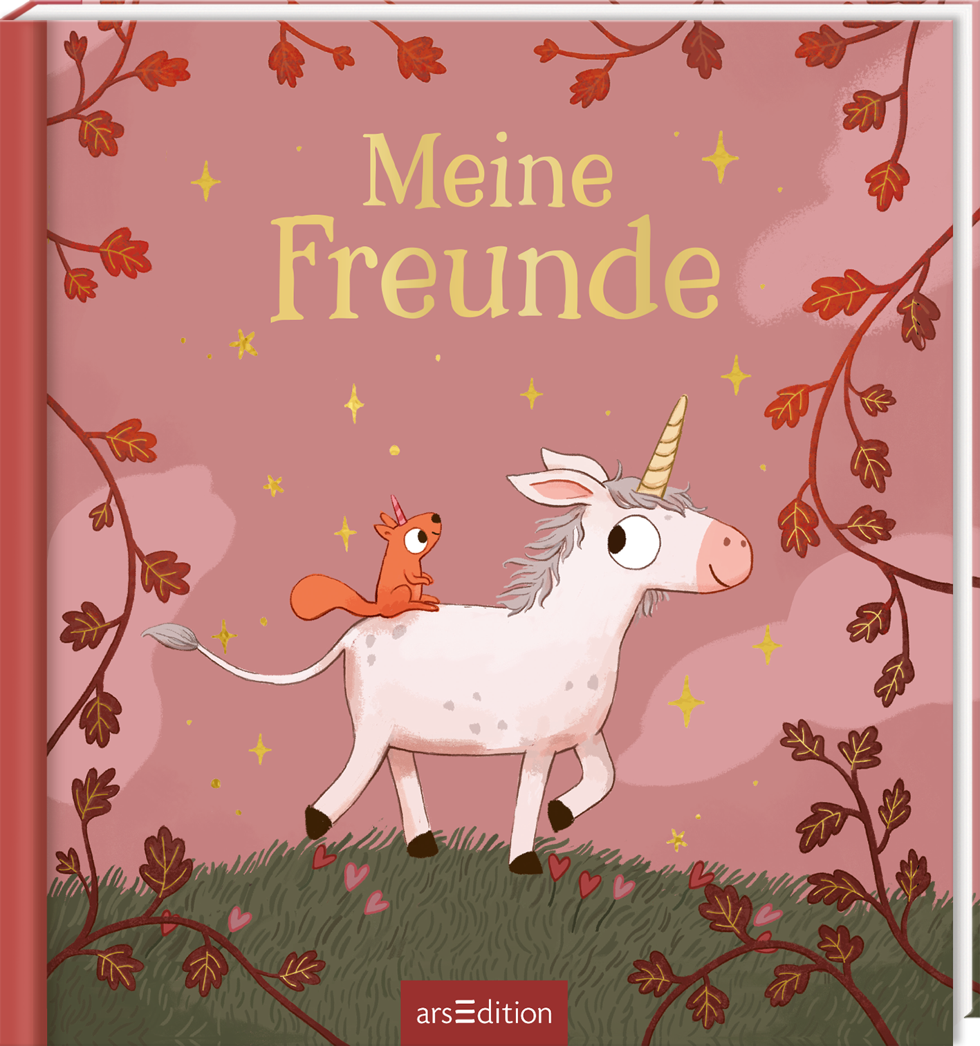 Das Cover ist in warmem Rosaton gehalten und wird mit herbstlich roten Zweigen, grüner Wiese und goldenen Funkelsternen verziert. Zentral befindet sich eine weiße Einhorn-Illustration mit goldenem Horn, grauer Mähne und einem orangefarbenen Eichhörnchen auf dem Rücken. Der Titel „Meine Freunde“ ist groß, serifenbetont und gelb oben mittig über dem Einhorn platziert. Die Stimmung ist freundlich und märchenhaft. Ganz unten mittig steht der Logoschriftzug von arsEdition.